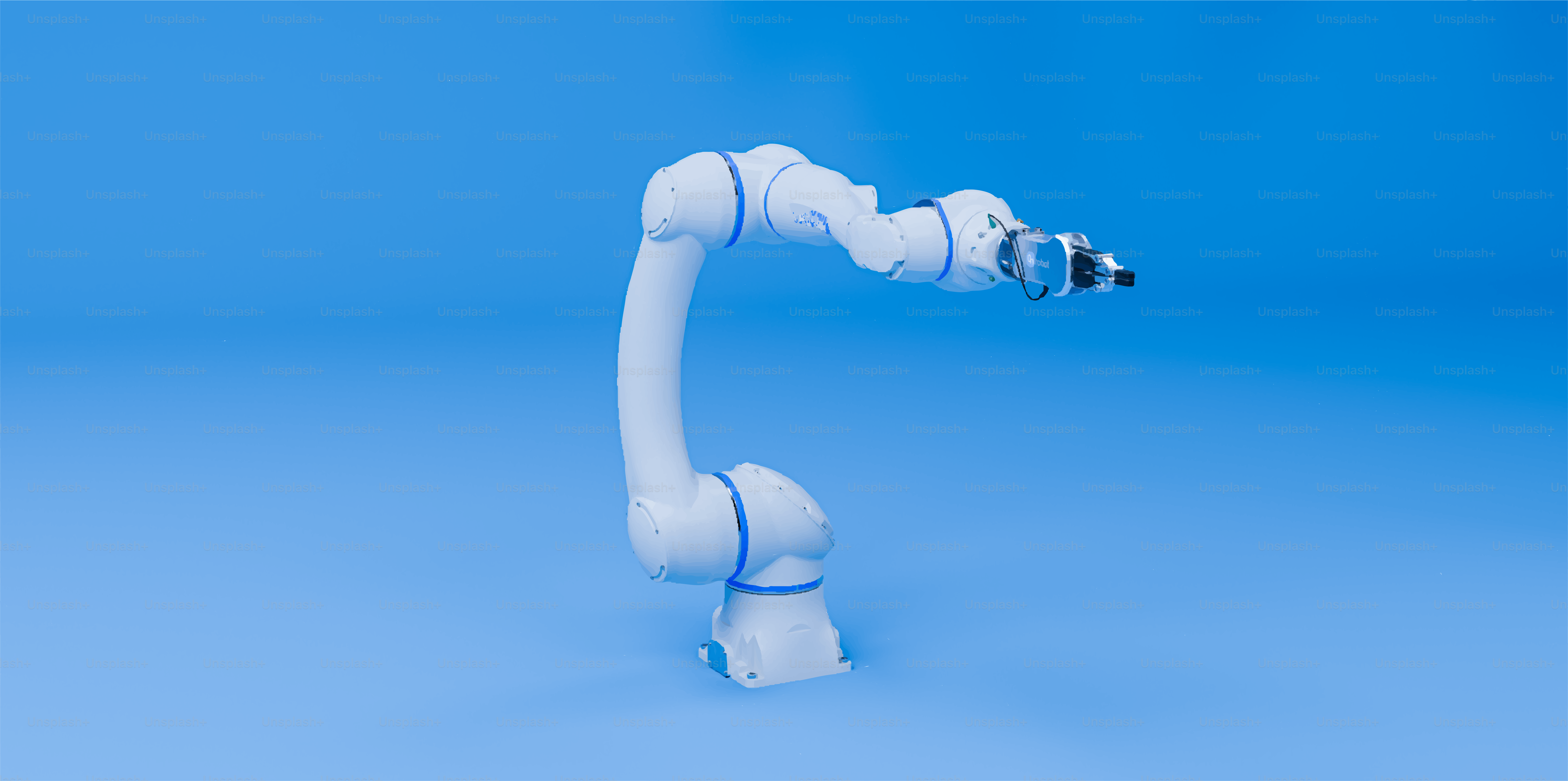 Um braço robótico branco sobre fundo azul