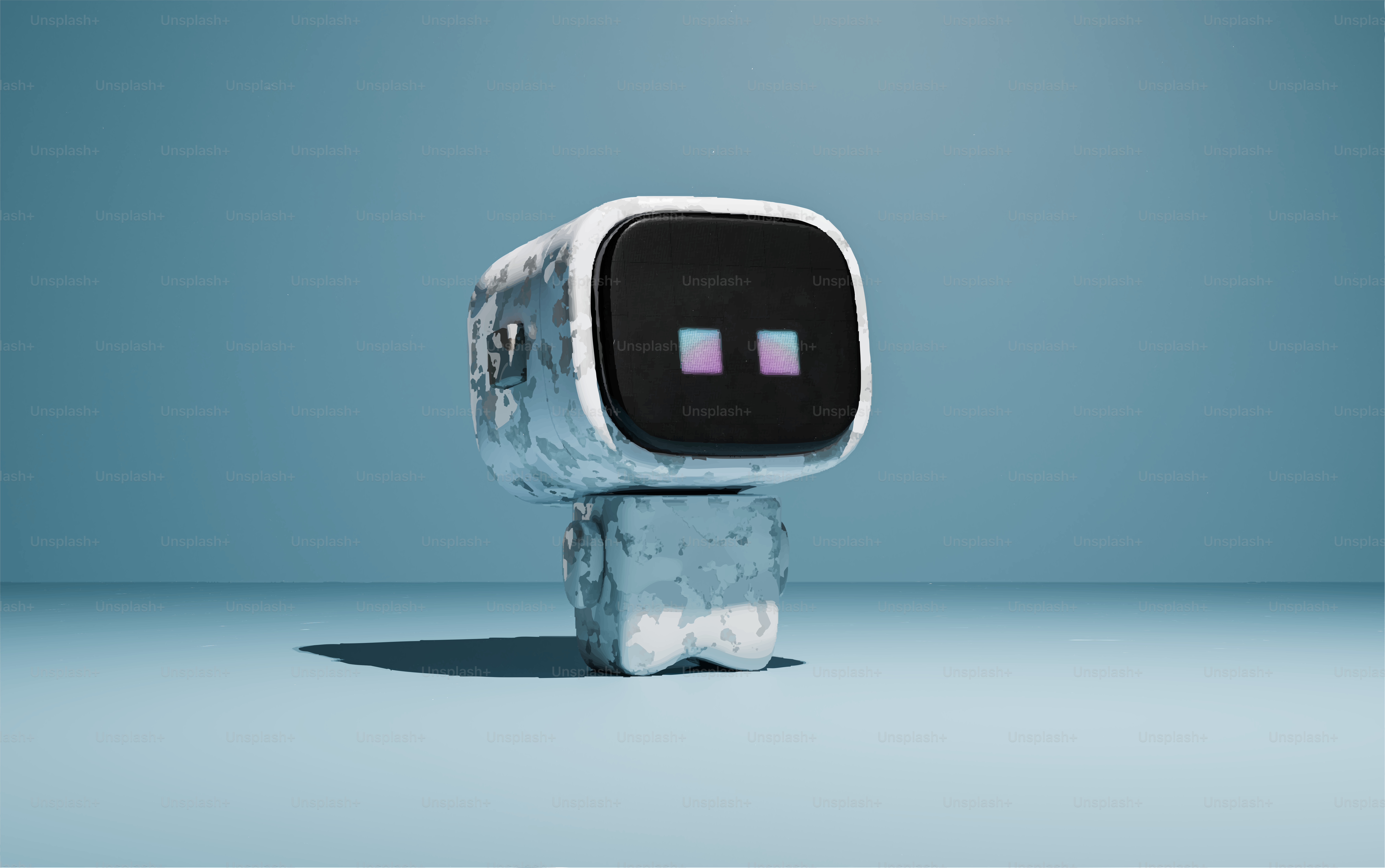 Um pequeno robô com uma tela no lugar do rosto.