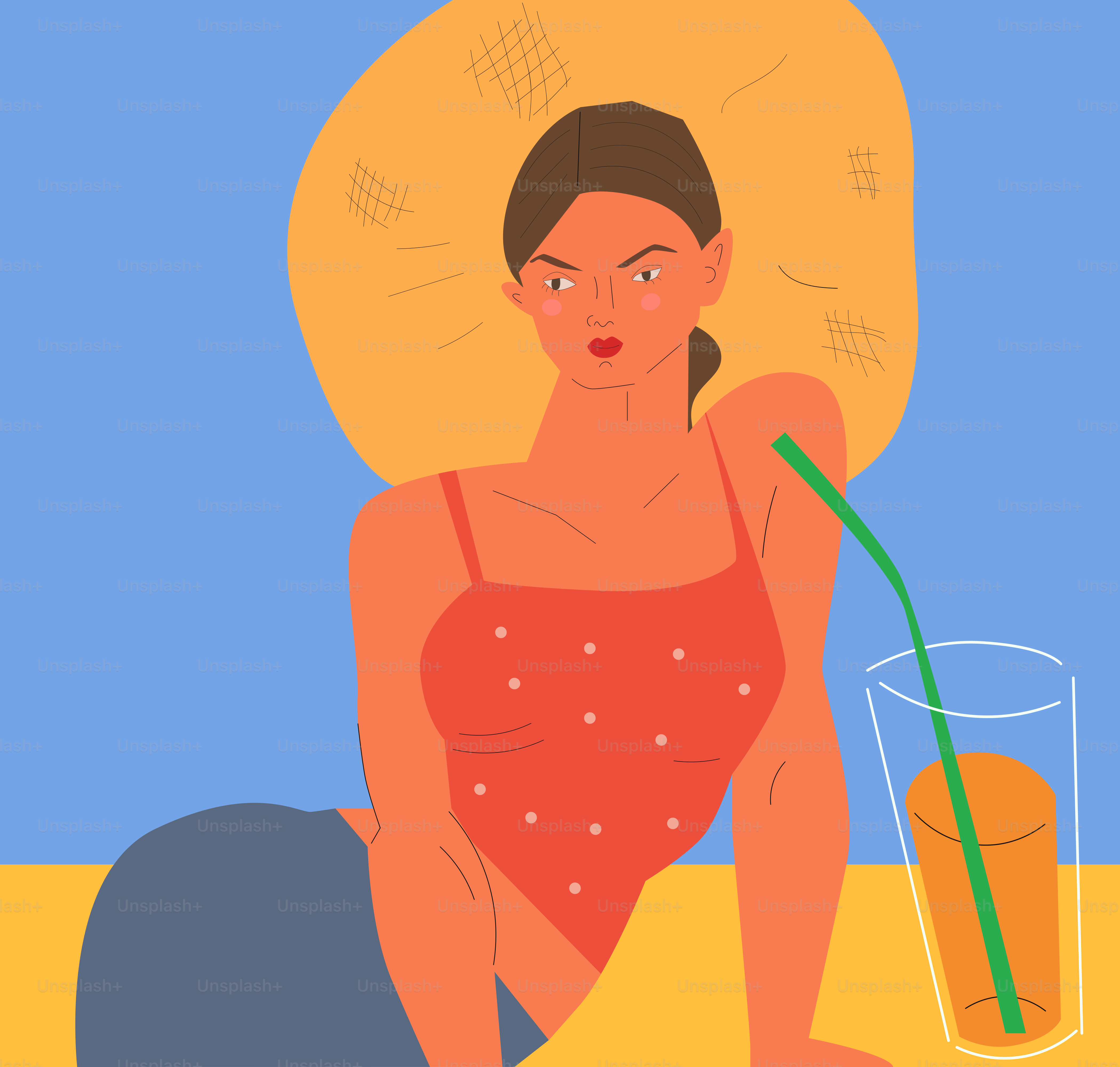 Mujer con sombrero de sol y zumo de naranja en la playa