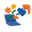 Hand annaffia i fiori che crescono dallo schermo del laptop