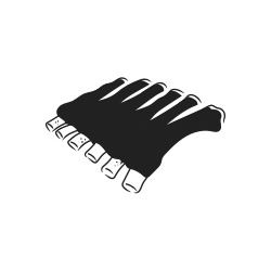 Karree mit rohen Schweinerippchen auf weißem Hintergrund