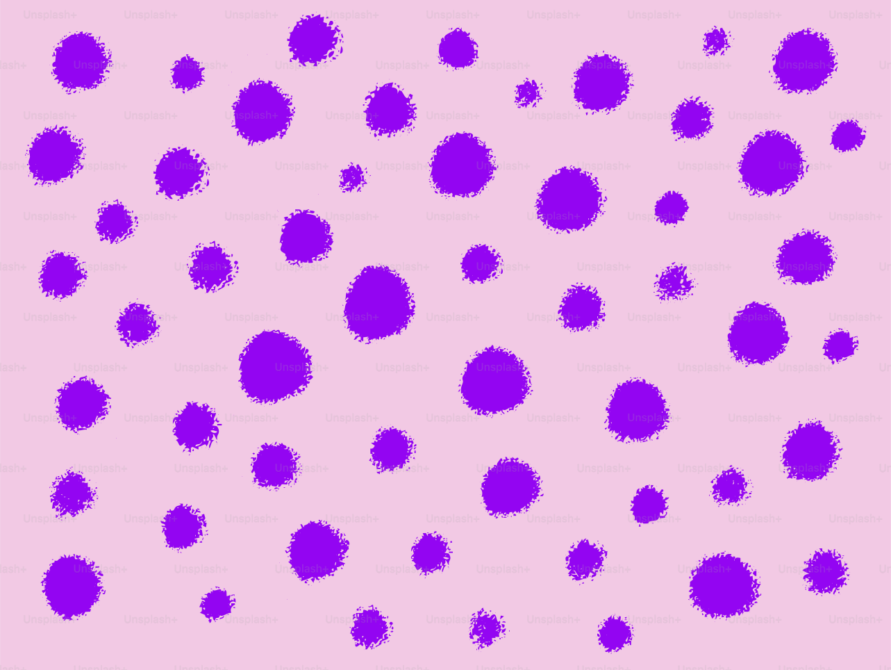 Pois violets sur fond rose pâle