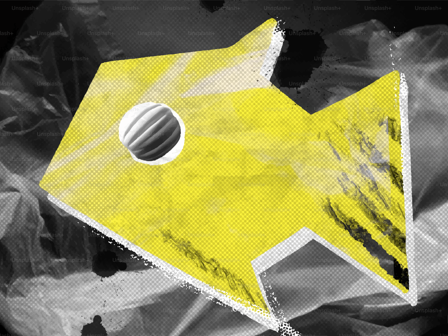 노란색 물고기 모양에 검은 줄무늬와 둥근 눈이 있습니다