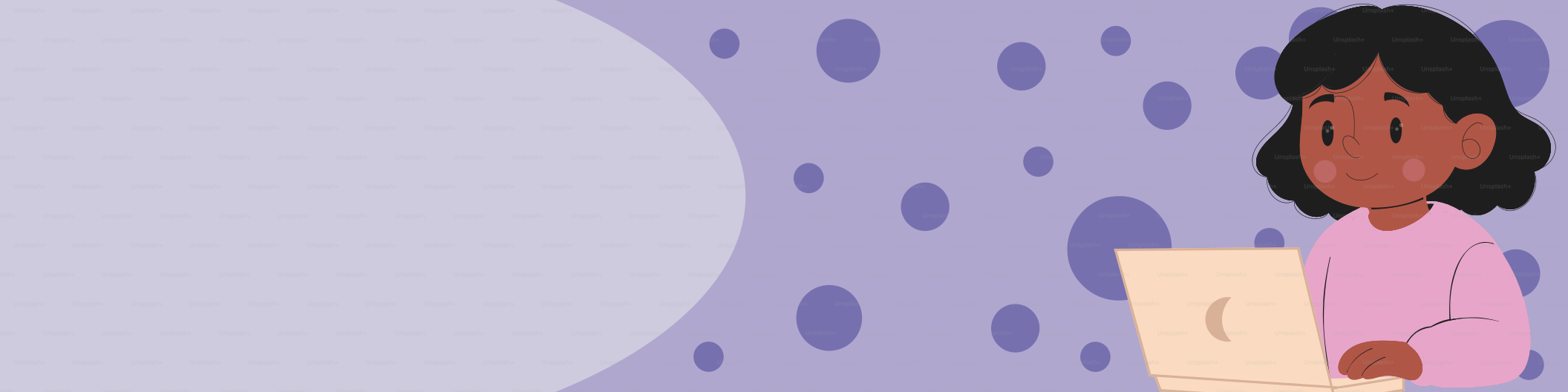 Una niña de pelo oscuro usa un portátil.