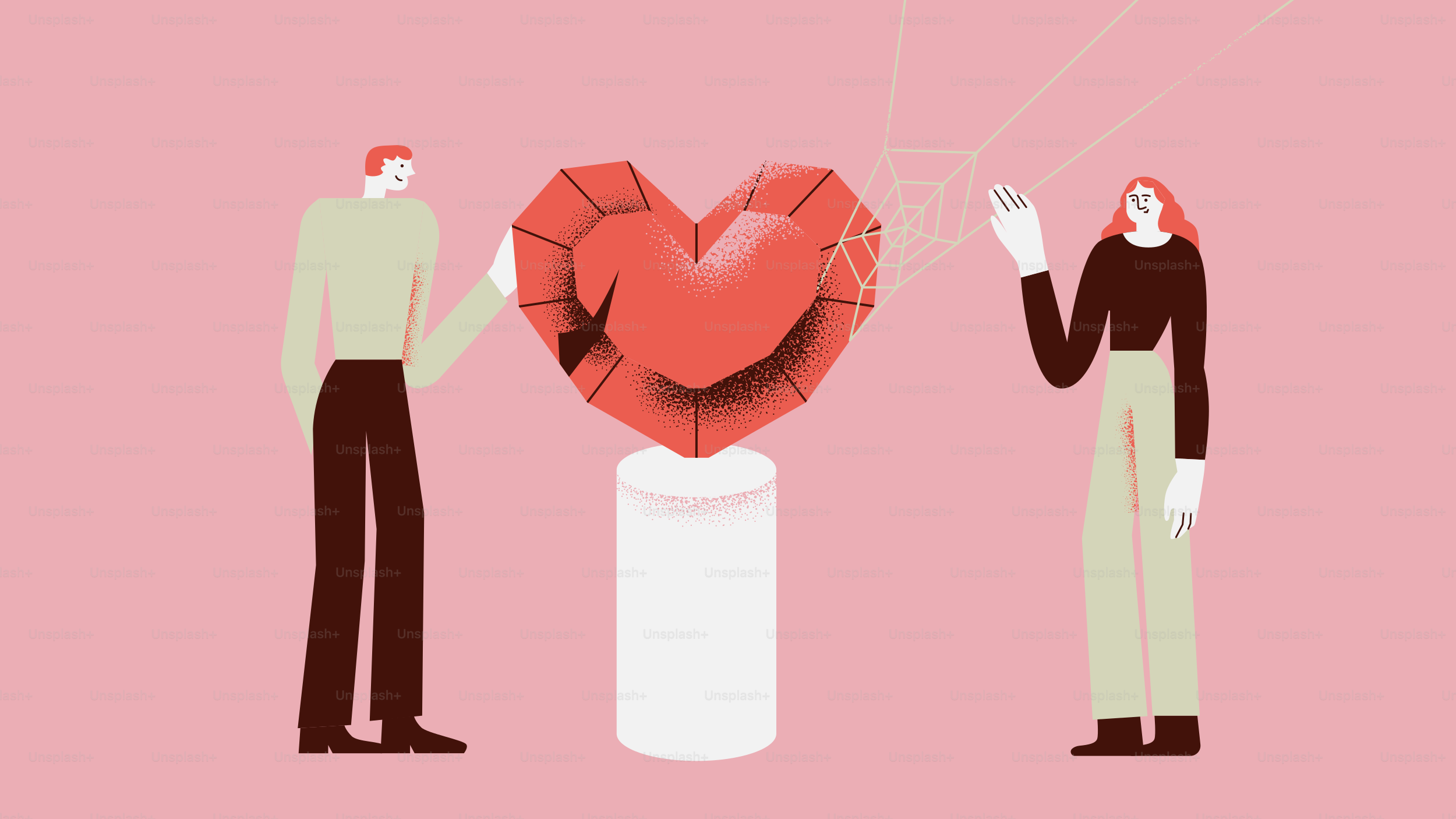 Pareja admirando una gran escultura de corazón de rubí