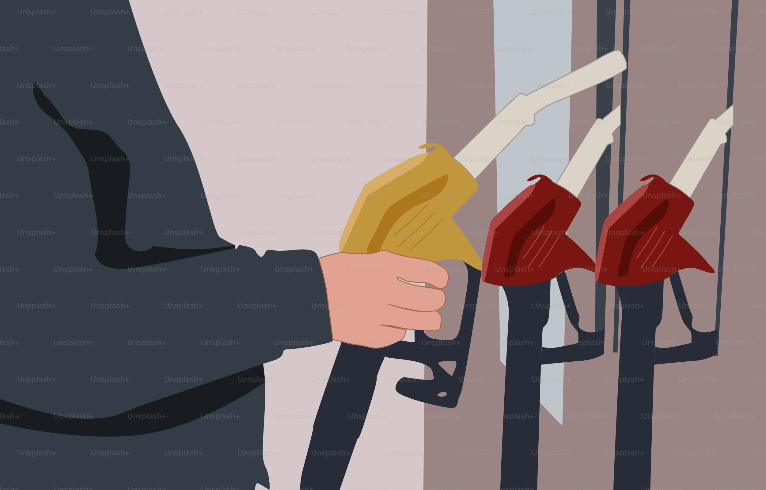 Sosteniendo la boquilla de una bomba de gasolina en la estación