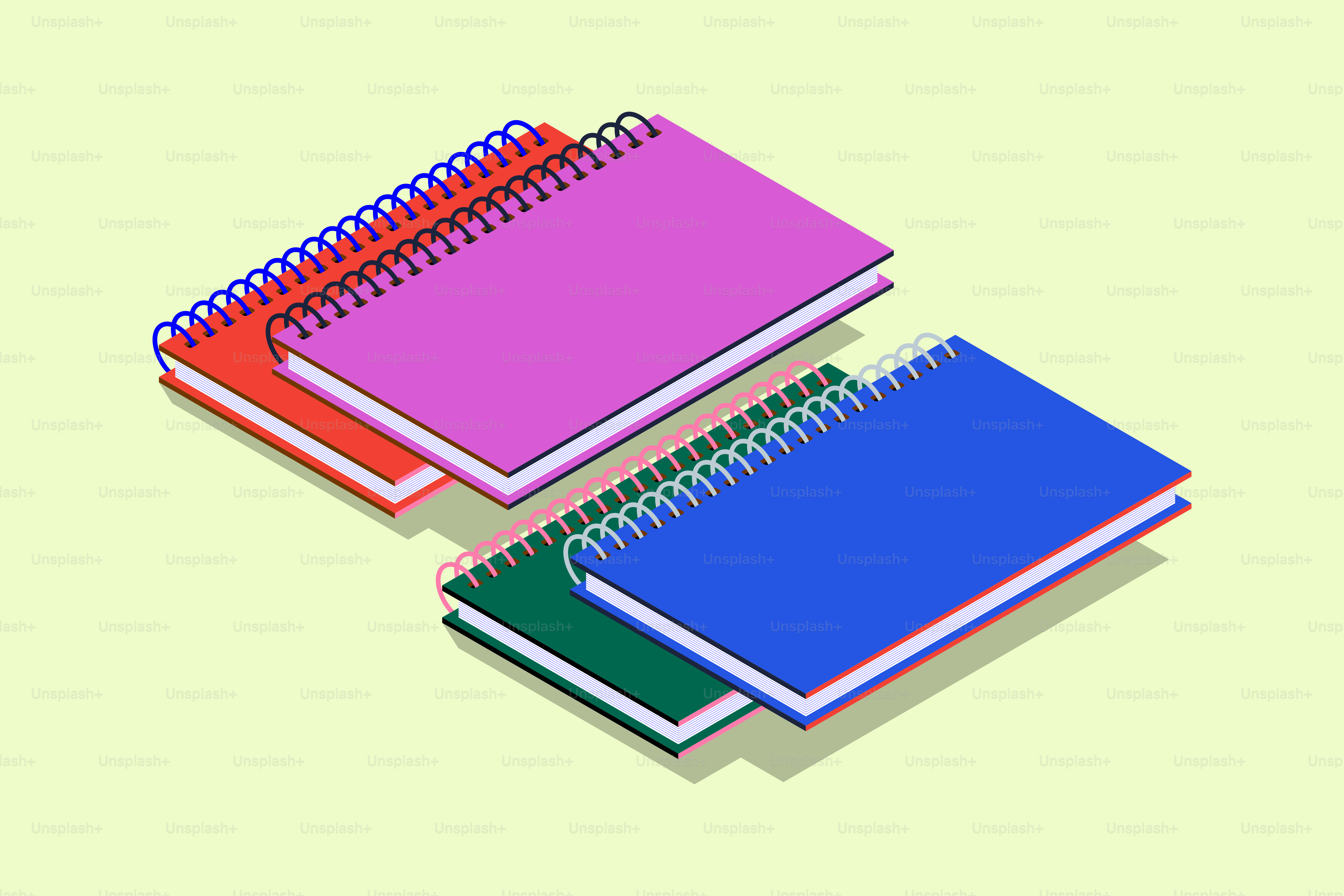 Tres coloridas libretas de espiral sobre un fondo claro