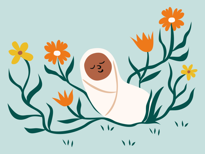Un bebé dormido envuelto en una manta rodeado de flores