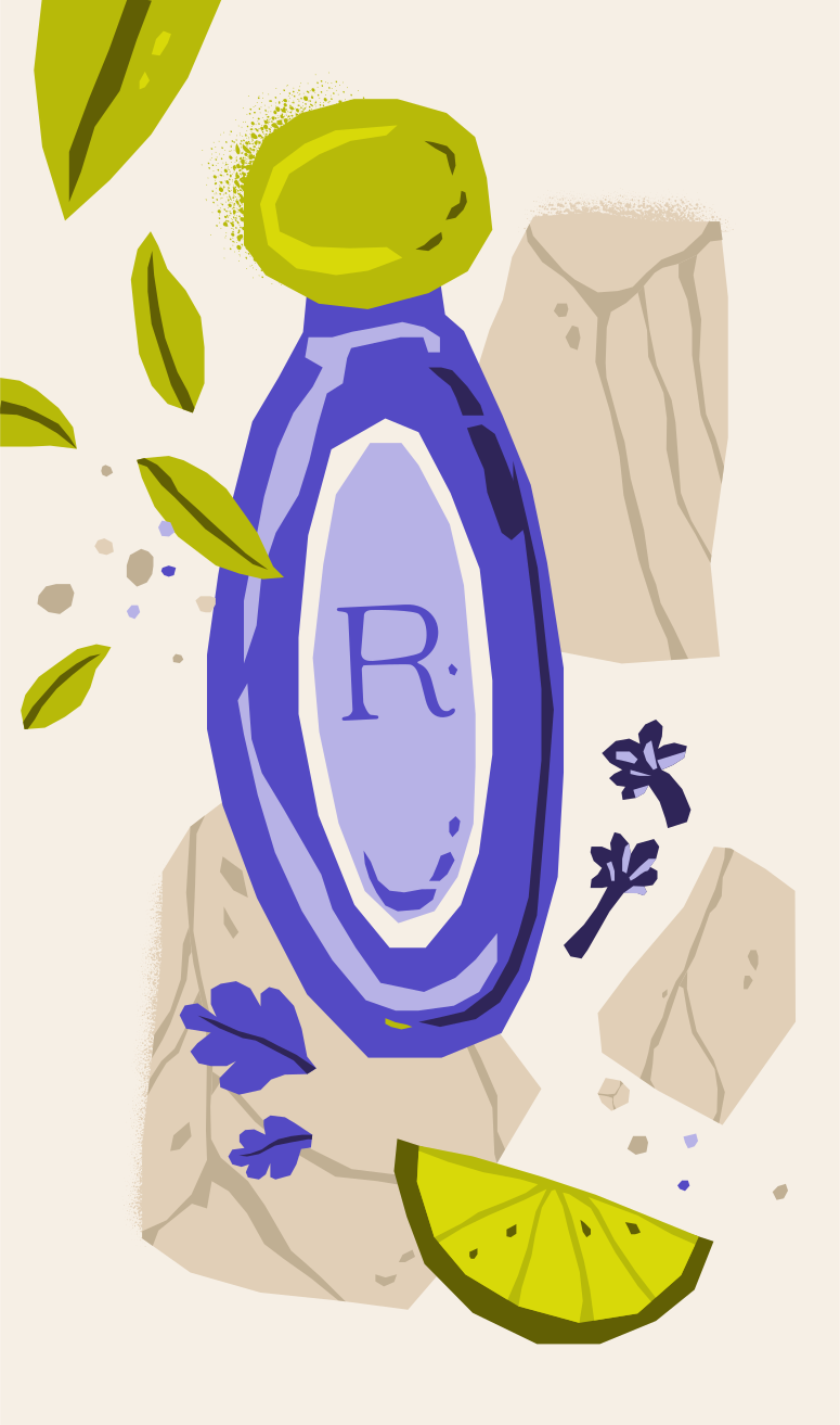 Bottiglia viola con lime e foglie su sfondo chiaro