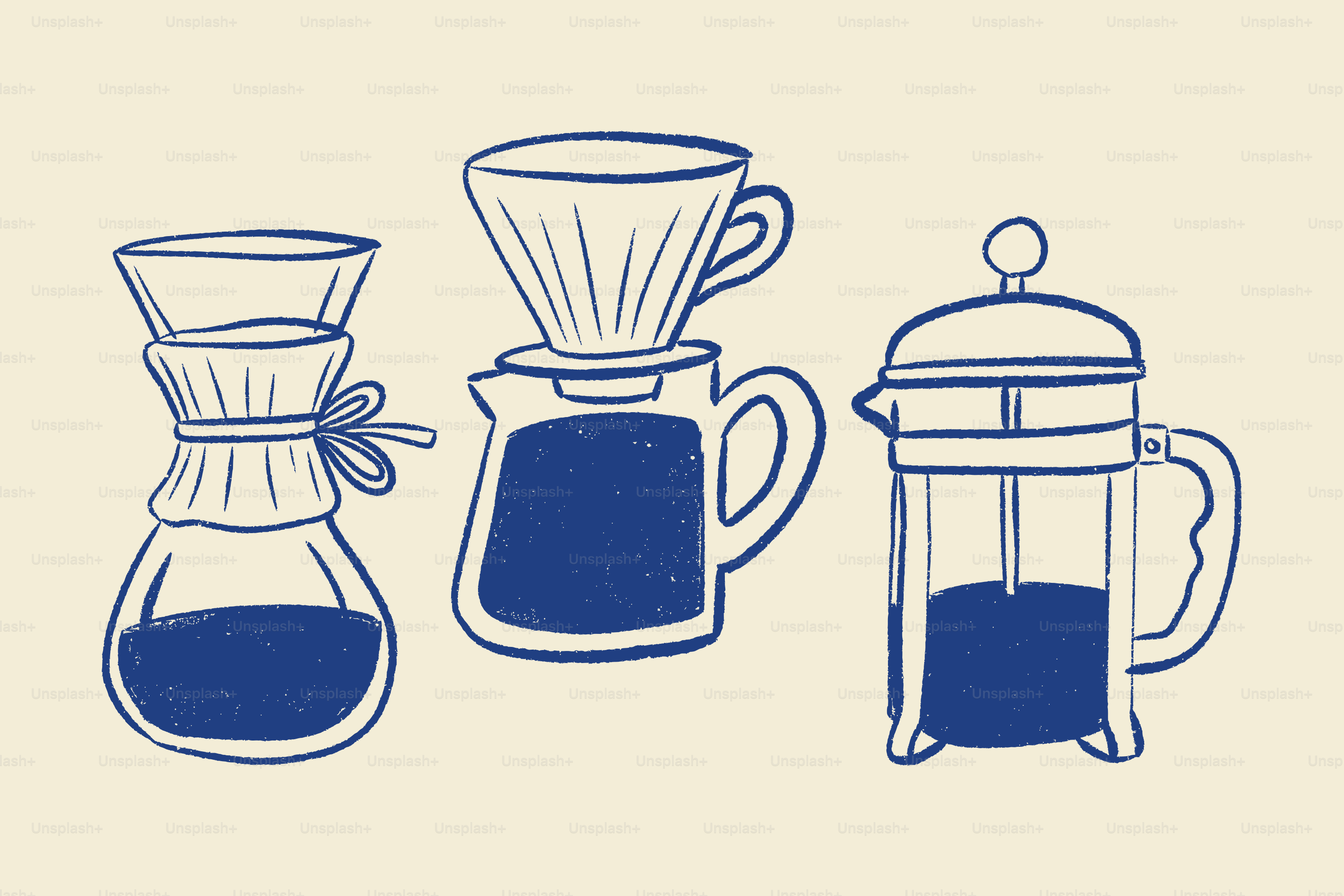 Tres cafeteras diferentes sobre fondo crema