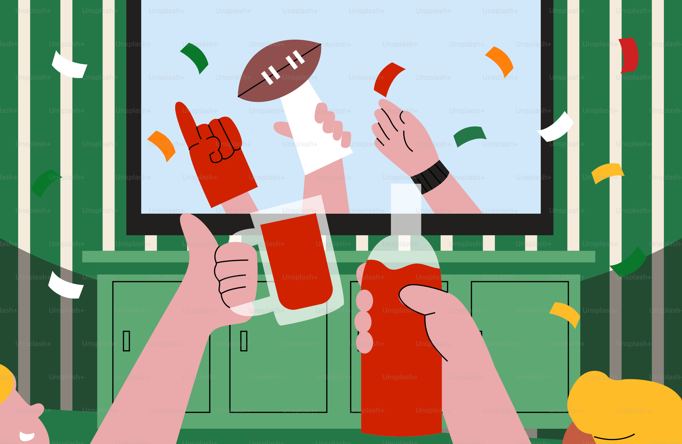 Manos sujetando bebidas viendo un partido de fútbol en la tele