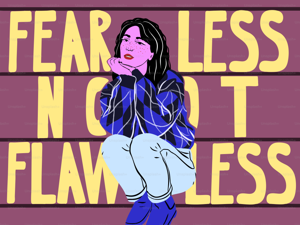Mujer con chaqueta de cuadros con el texto "fear less, not flawless"