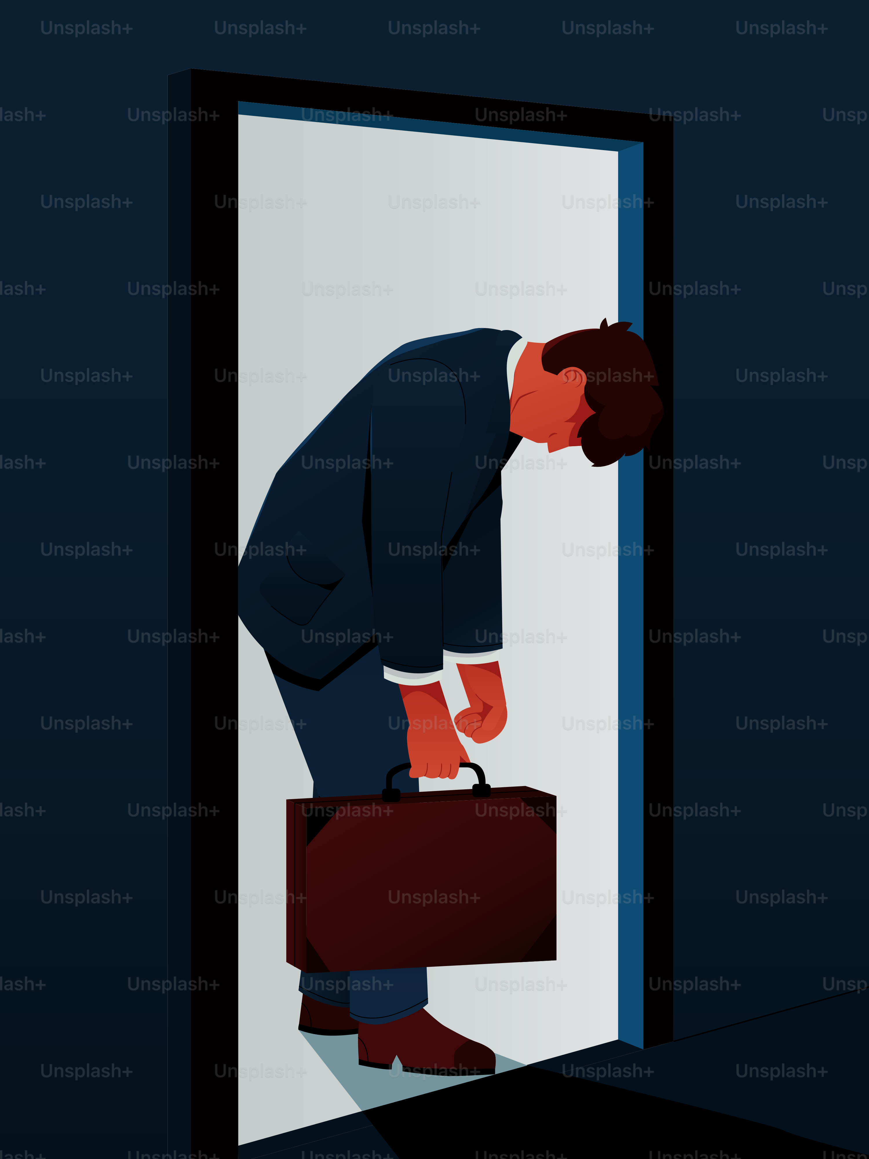 Homem de terno carregando uma pasta pela porta