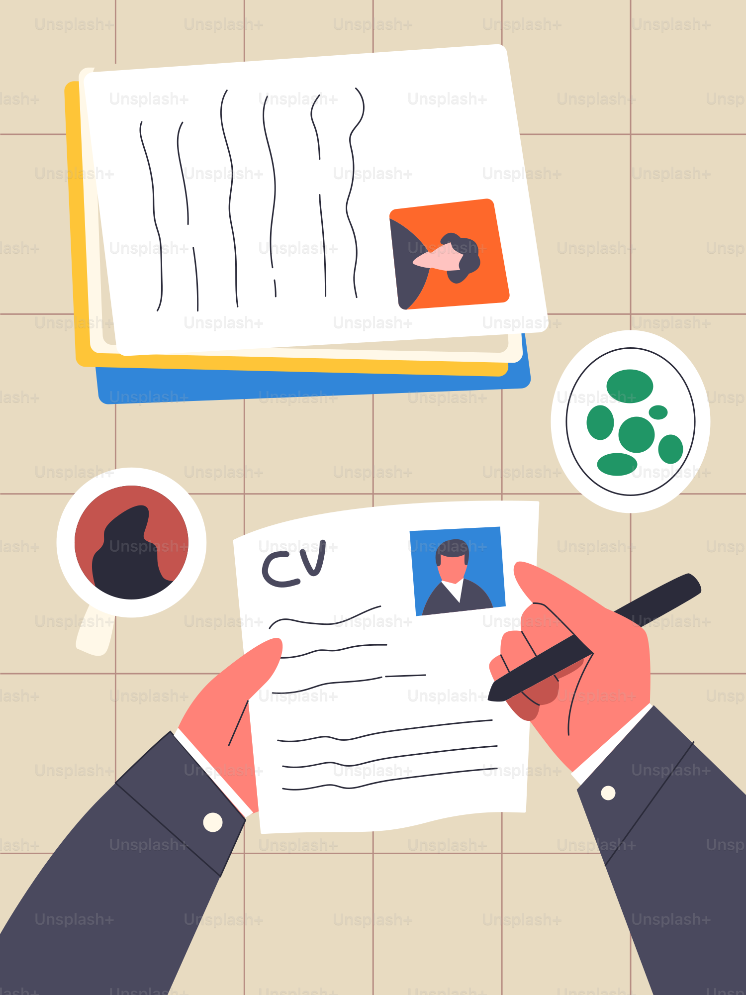 Hände, die einen Lebenslauf mit Kaffee und Dokumenten ausfüllen.