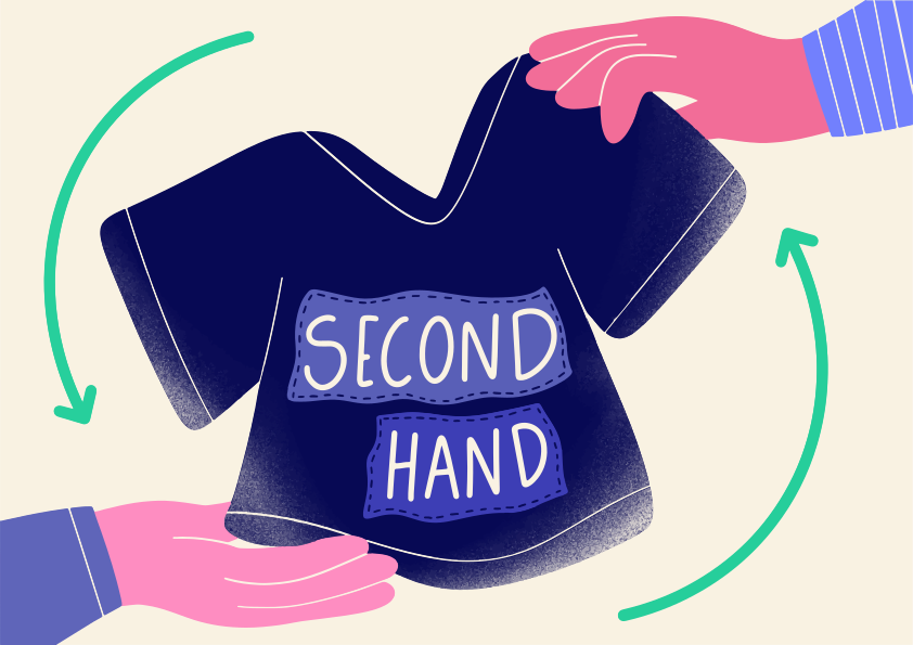Des mains échangent un t-shirt bleu foncé avec un texte « d’occasion ».