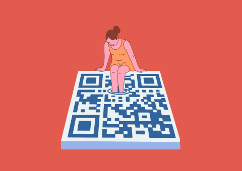 Donna seduta su un grande codice QR