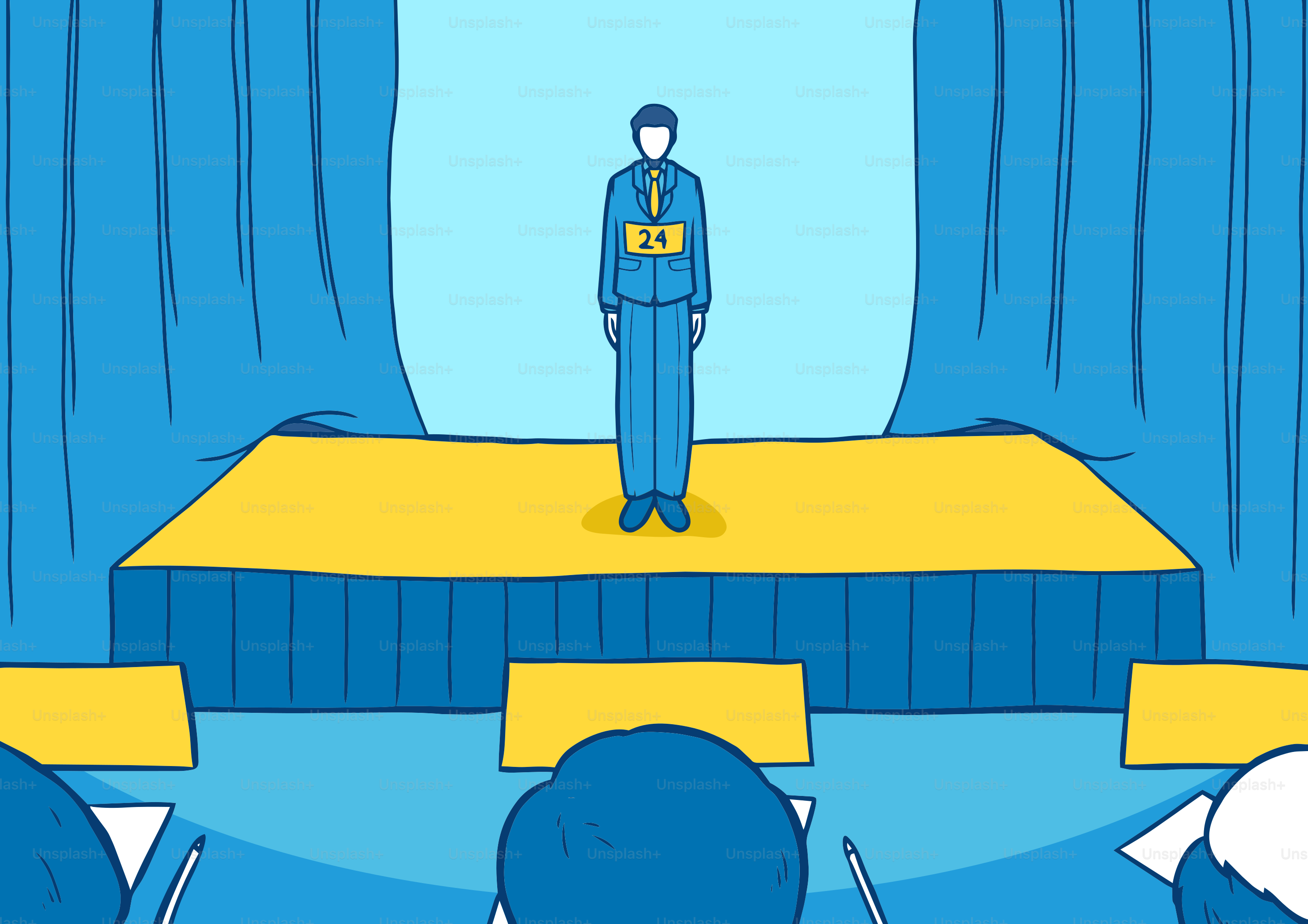 Ein Mann steht auf der Bühne vor blauen Vorhängen.