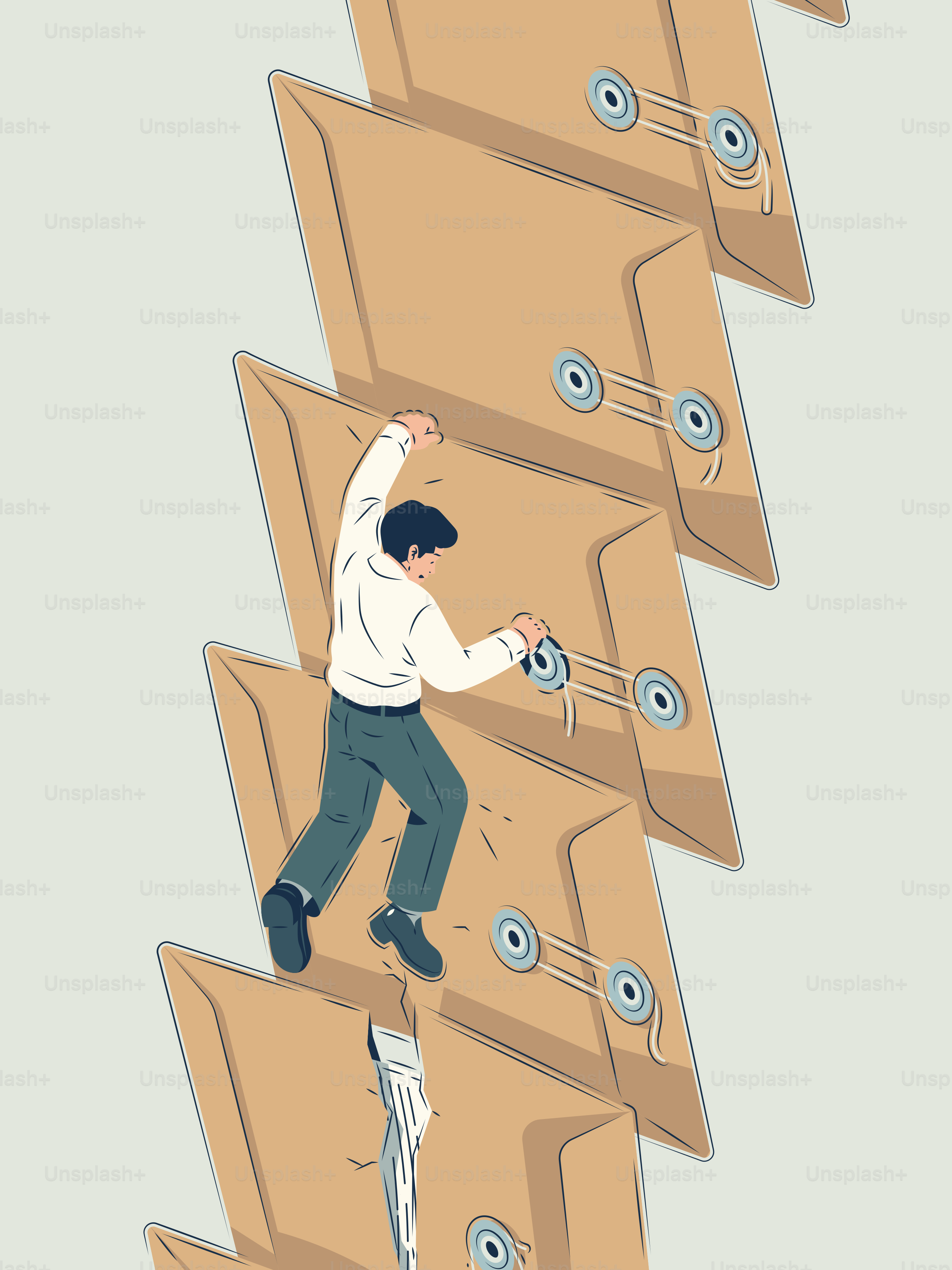 Mann, der auf einen Stapel großer Umschläge klettert