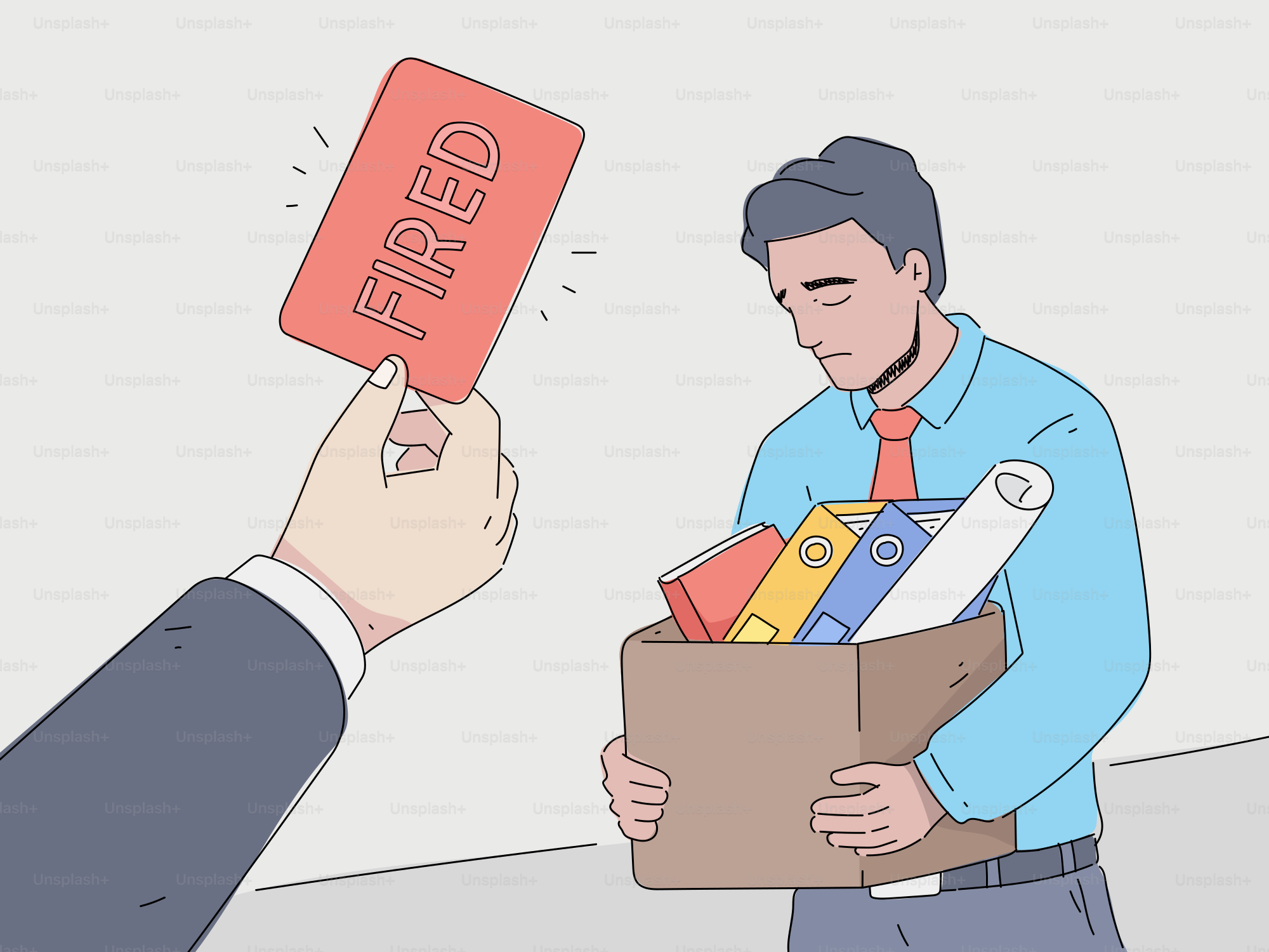 Mann hält eine Kiste mit Sachen nach seiner Entlassung