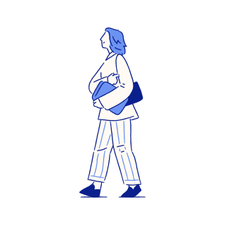 Eine Person, die mit einem blauen Ordner läuft.