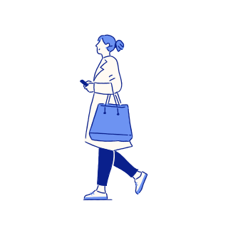 Femme marchant avec un sac fourre-tout et un téléphone