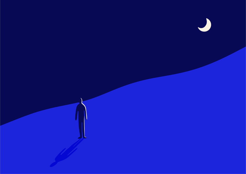 Una figura solitaria se encuentra bajo una luna creciente por la noche.
