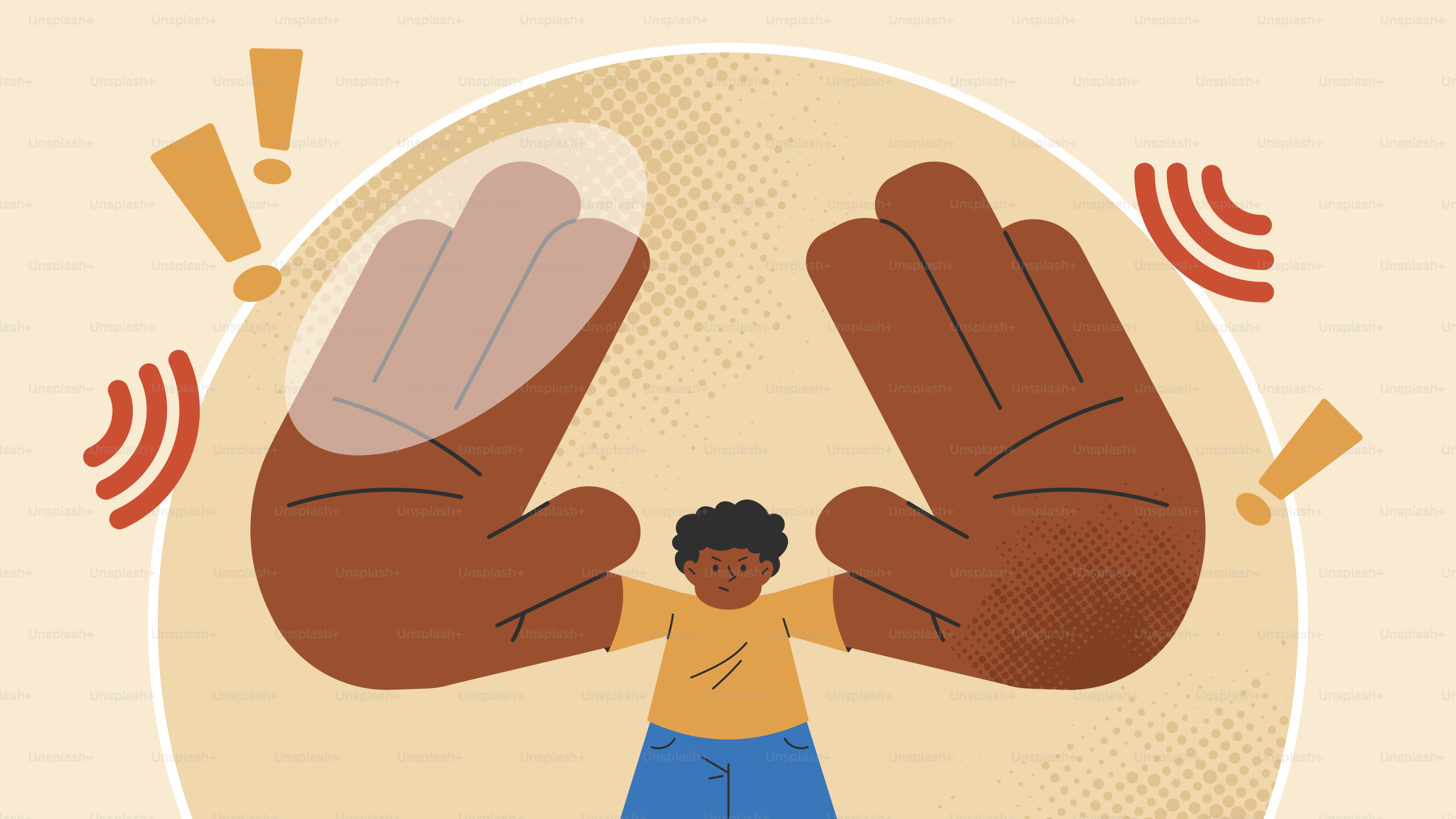 Un niño está protegido por manos grandes de los ruidos fuertes.