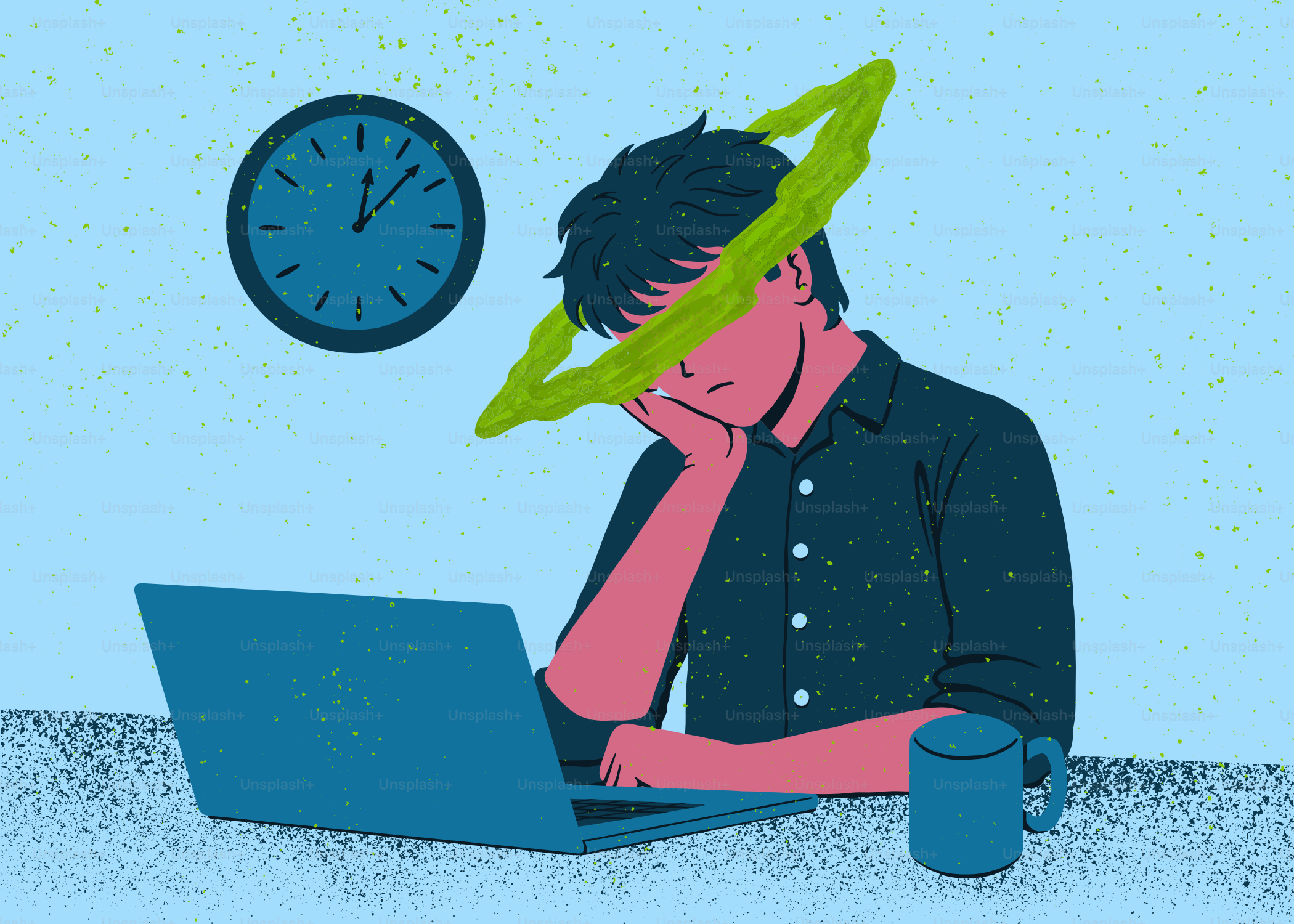 Persona stanca a una scrivania con un orologio e un portatile.