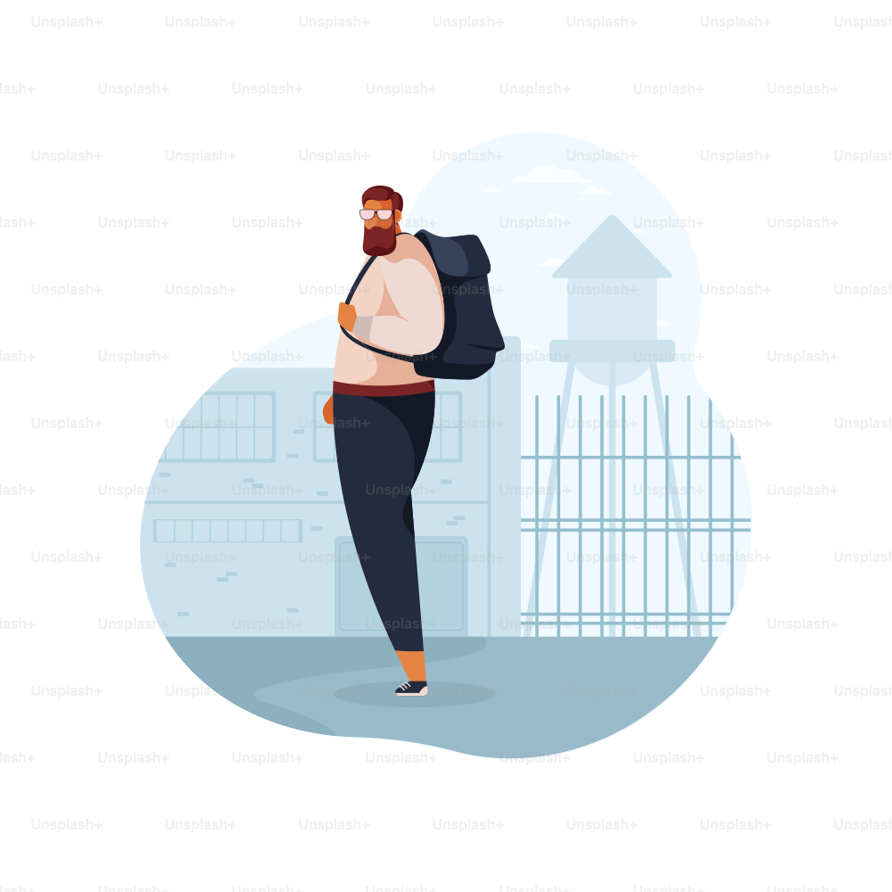 Homme avec un sac à dos debout devant les bâtiments