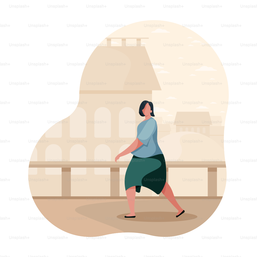 Une femme marchant devant l’architecture romaine antique.