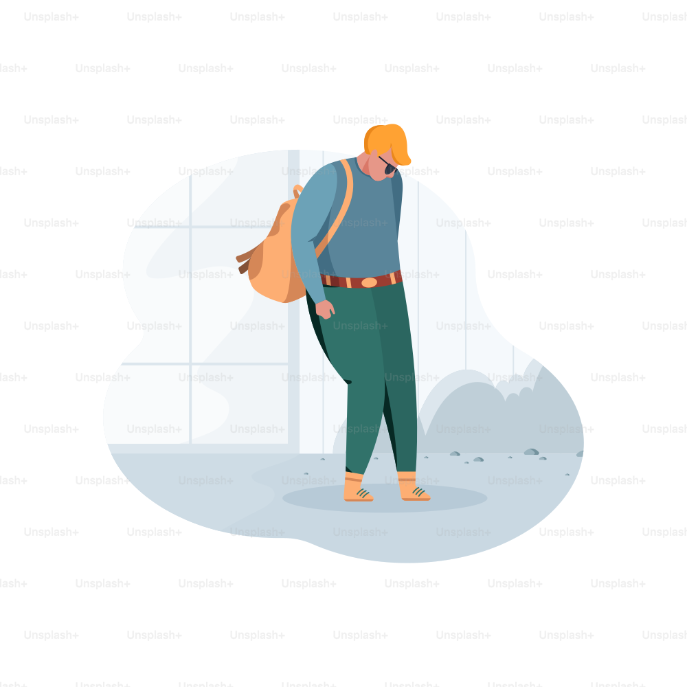 Homem com mochila caminhando ao ar livre