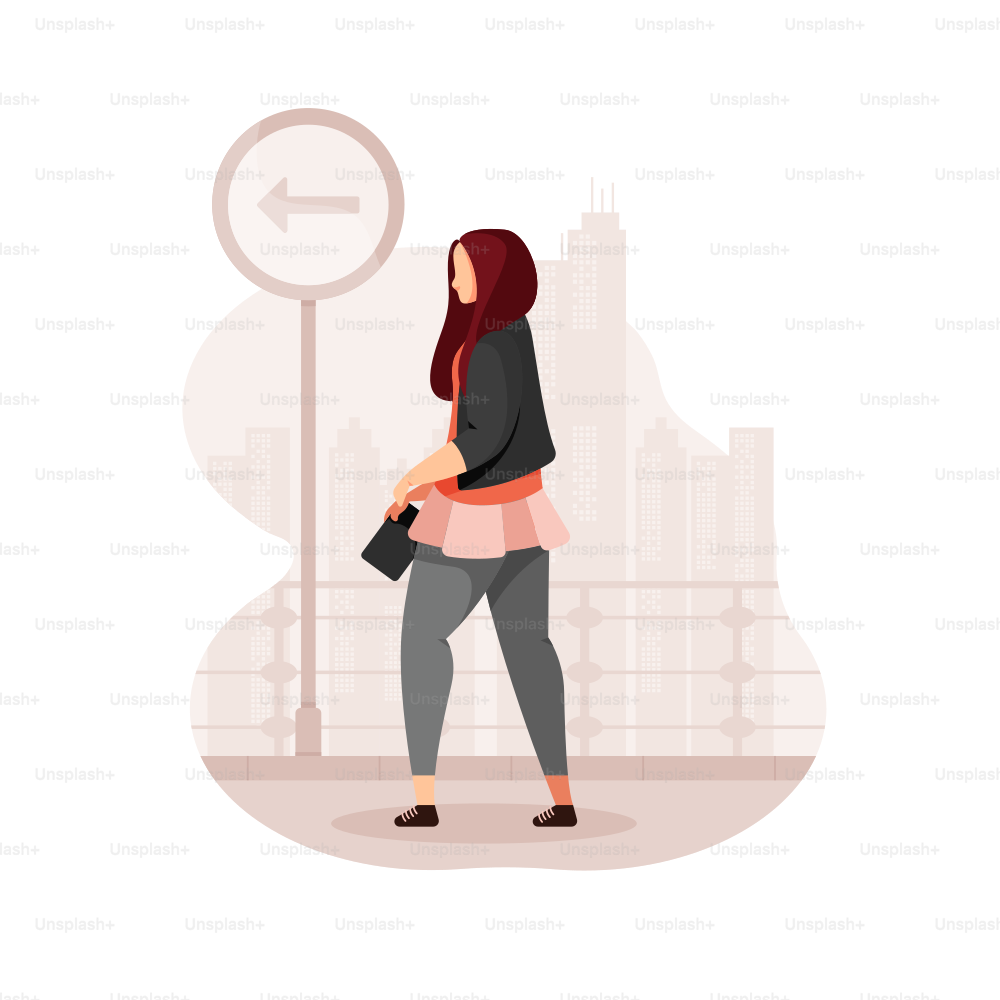 Mujer caminando con un bolso cerca de un cartel
