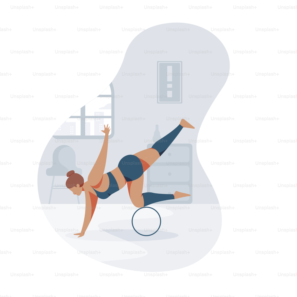 Mulher se exercitando com uma roda de yoga dentro de casa.