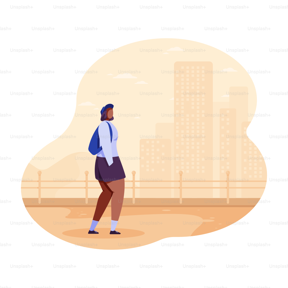 Femme en sac à dos se promène dans un parc de la ville