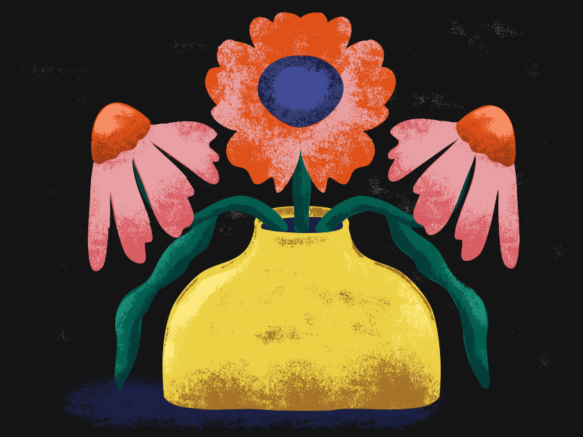 Eine gelbe Vase mit drei bunten, abstrakten Blumen.