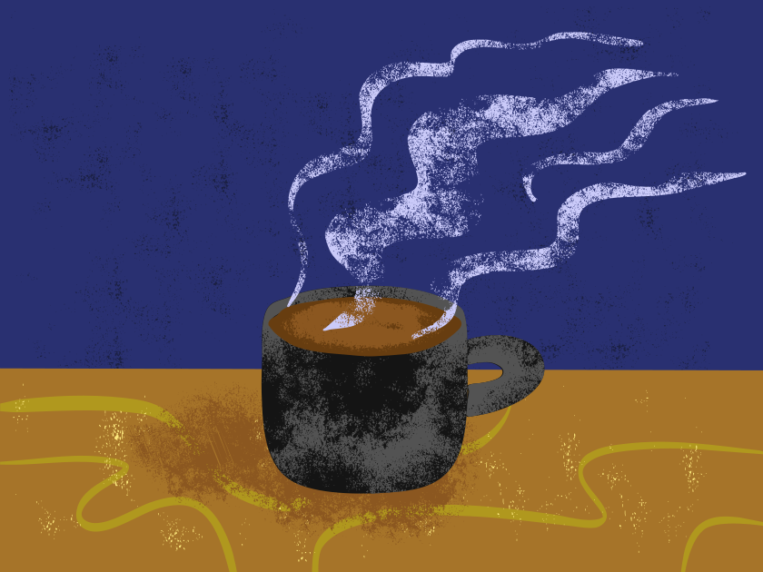 Eine dampfende Tasse Kaffee auf einer strukturierten Oberfläche.