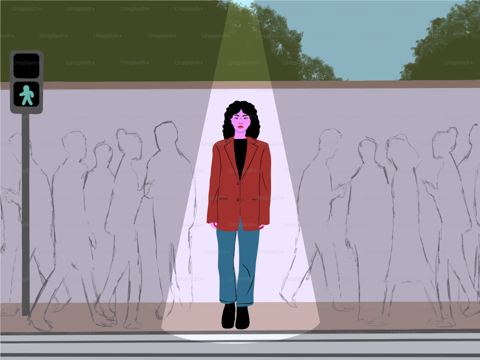 Uma mulher se destaca em meio à multidão sob um holofote.