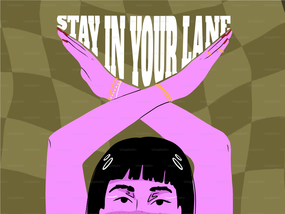 팔짱을 끼고 "차선 지켜라"는 문자를 보내는 여성.