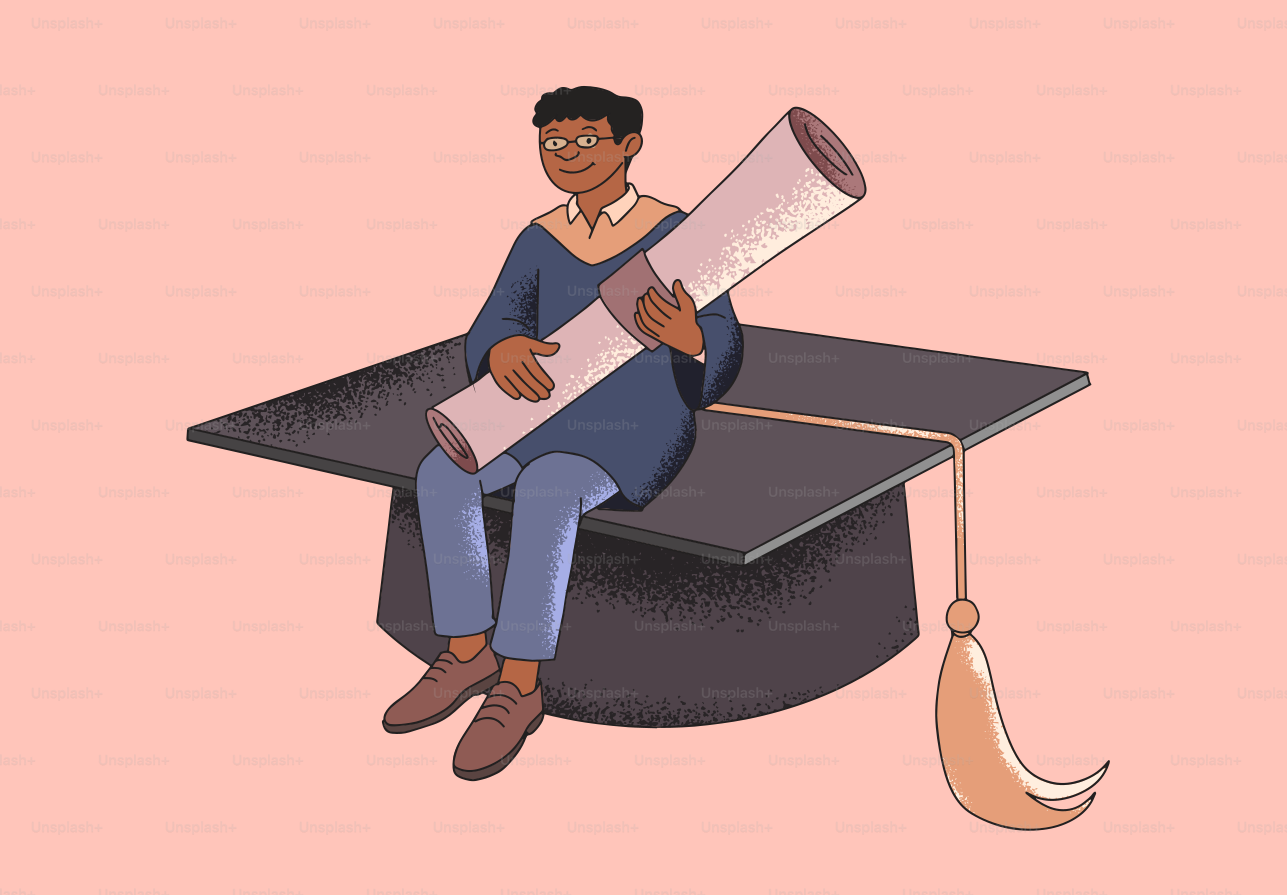 キャップとガウンを着た卒業生は卒業証書を持っています。