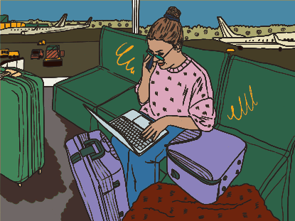 Mulher no telefone e no laptop na sala de espera do aeroporto.