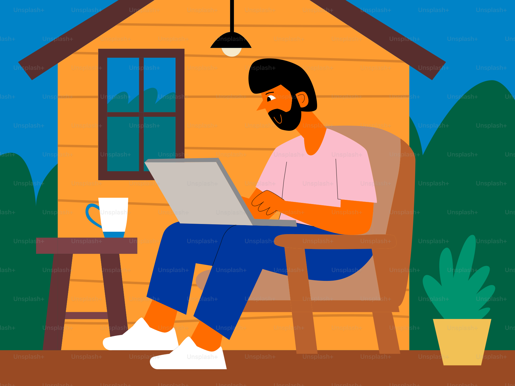 Homem trabalhando no laptop do lado de fora de uma cabana de madeira