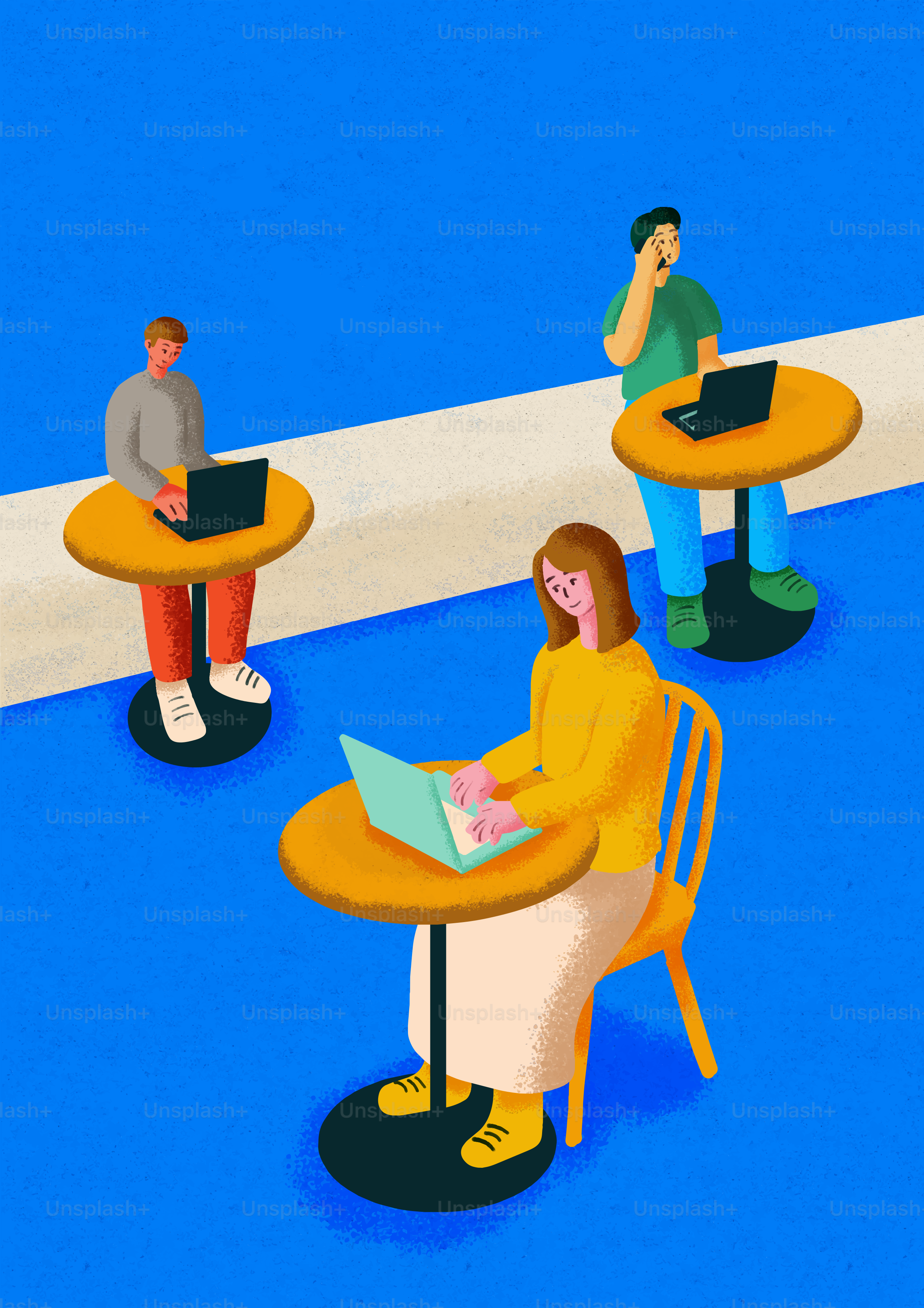 Des gens travaillant sur des ordinateurs portables à des petites tables de café.