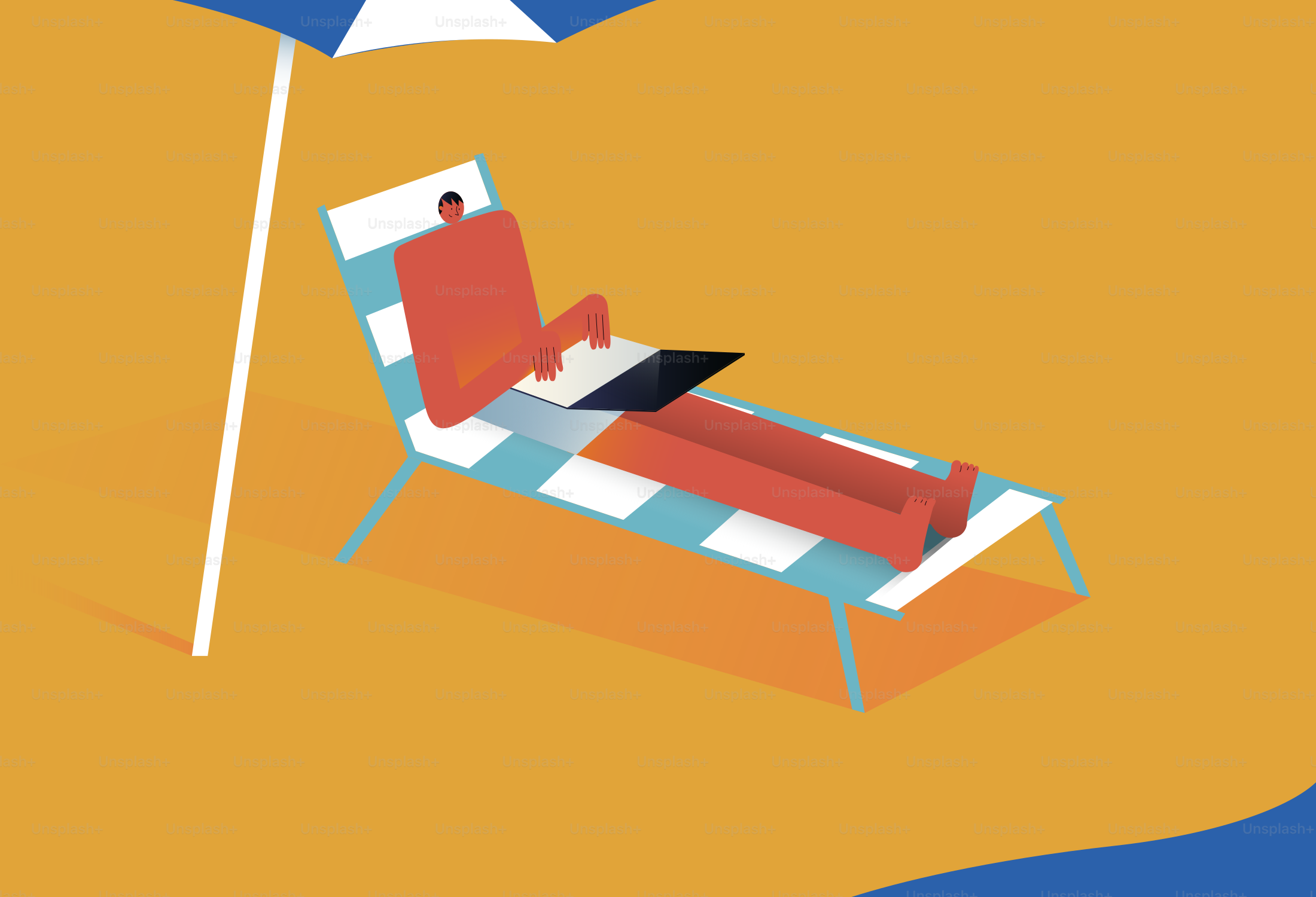 Person, die am Laptop auf dem Strandstuhl unter Sonnenschirm arbeitet
