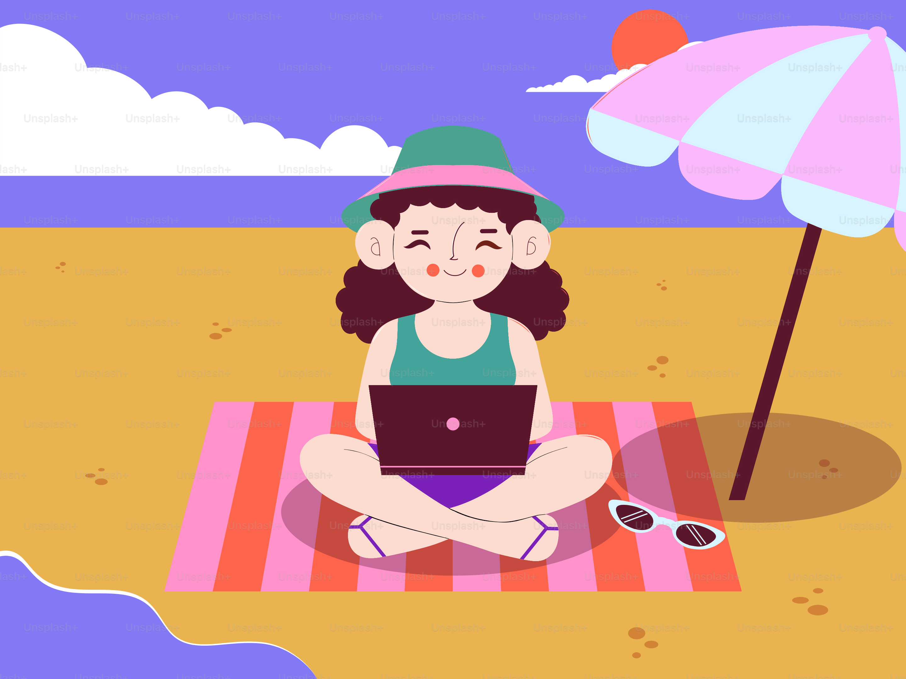 Frau arbeitet am Laptop an einem sonnigen Strand.