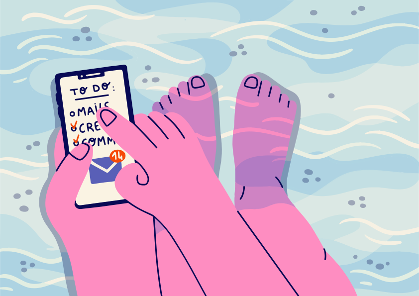 Mão de pessoa segurando o celular com lista de tarefas