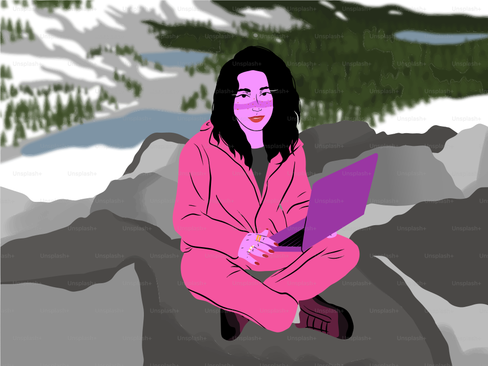 Mulher de rosa sentada em pedras com o laptop.