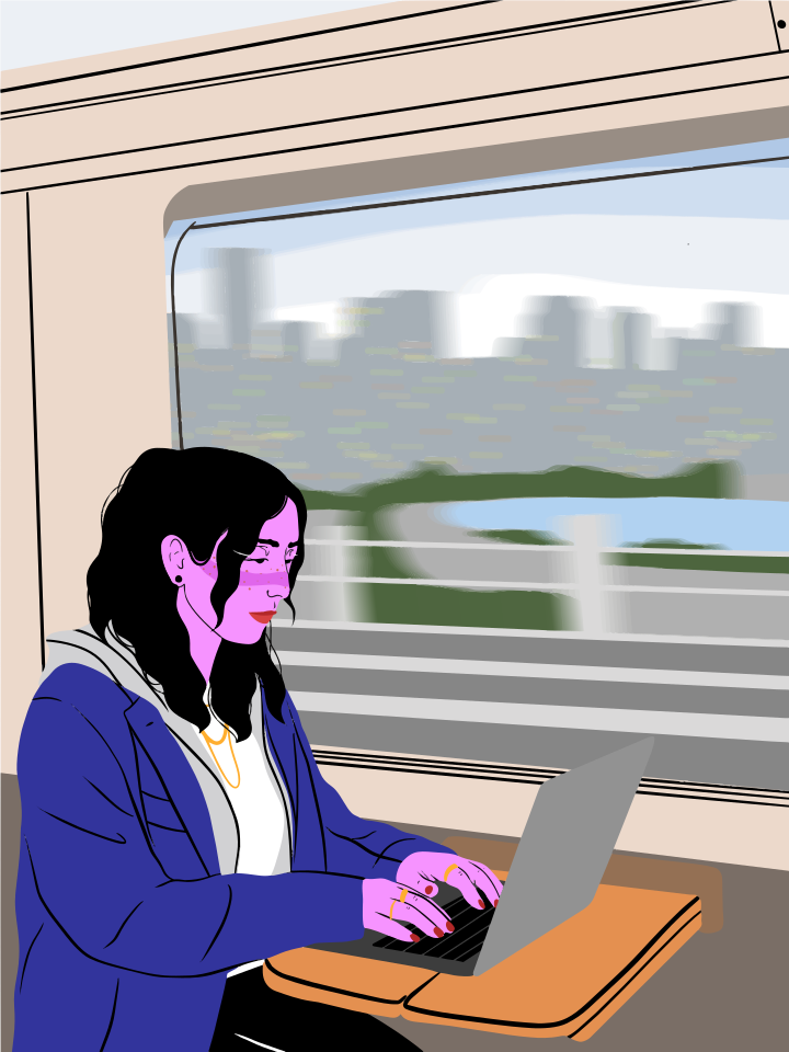 Mulher trabalhando no laptop dentro de um trem em movimento com vista da cidade.