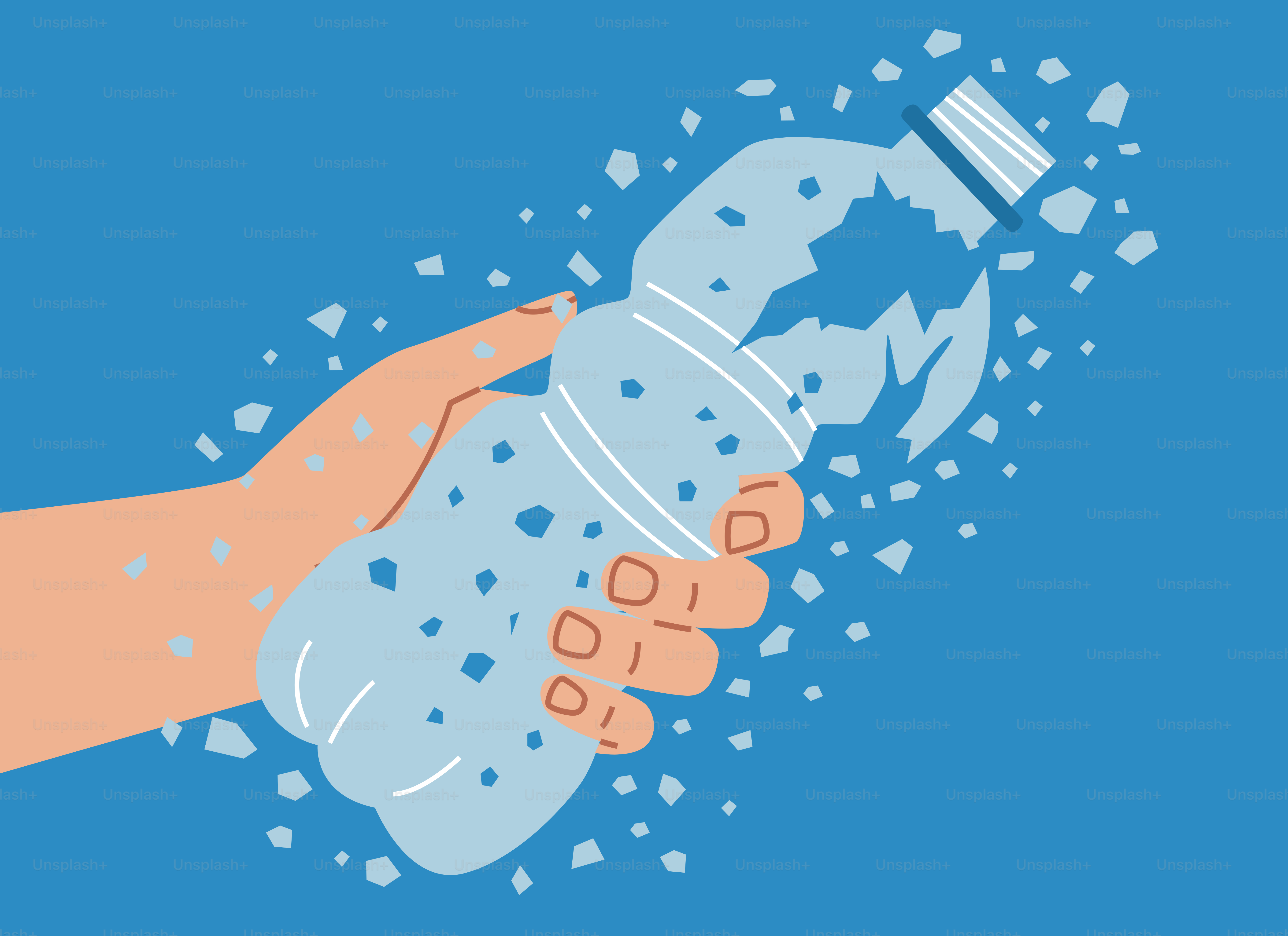Menghancurkan botol plastik dengan tangan menjadi potongan-potongan kecil