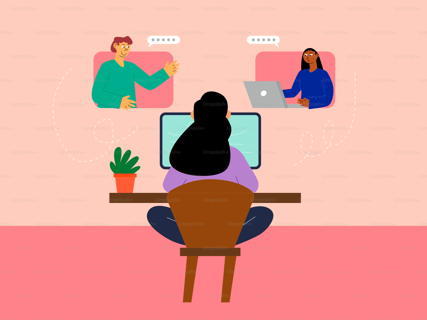 Femme en visioconférence avec deux collègues sur un ordinateur portable.