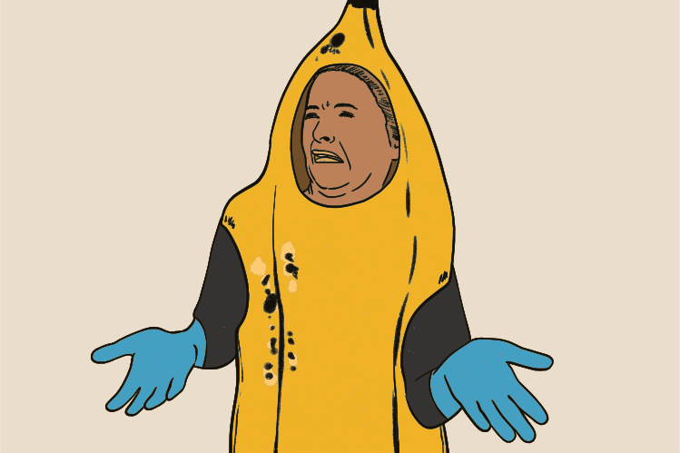 Une personne déguisée en banane avec des gants bleus hausse les épaules.
